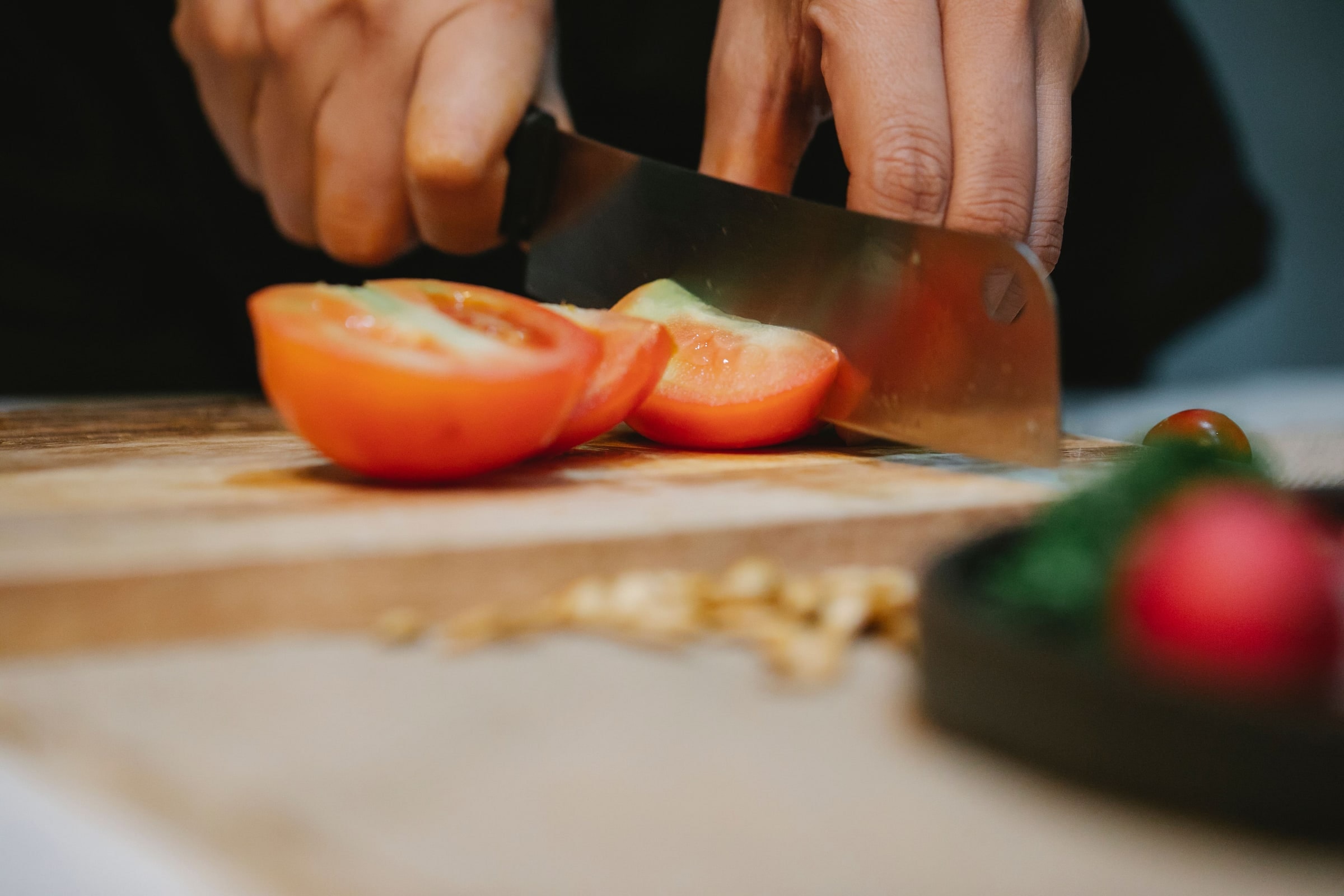 Des mains préparent une recette fraîche