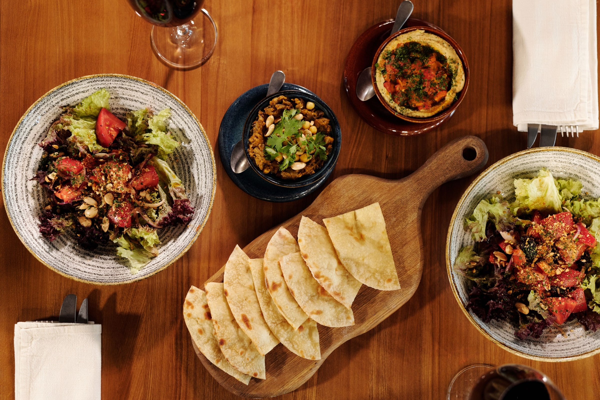 Une table généreuse de plats partagés, vue de dessus